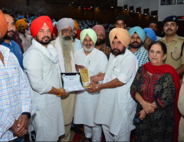 Chetan Singh Jaudamajra honored 150 farmers who did not burn stubble